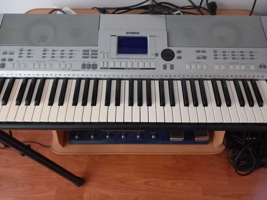 „Set complet formație – 3 chitare, tobe, orga electronica,sintetizator sunete VOX,3 statii pentru chitare 2vox, KMD, boxe, microfon