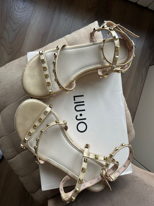 Златни сандали дамски