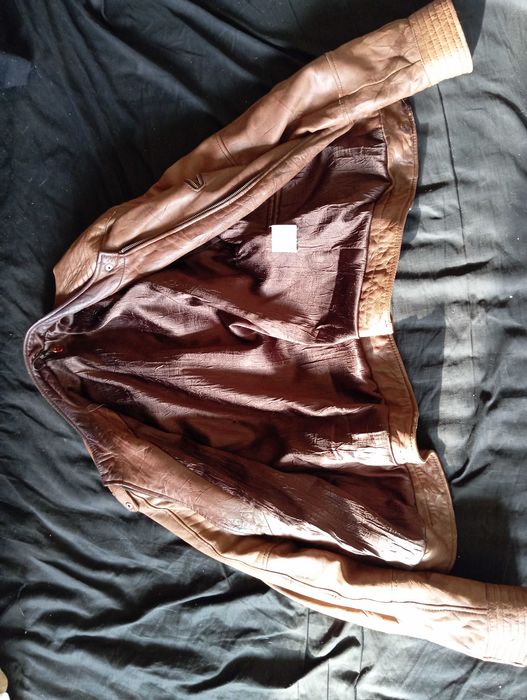 Женско кожено яке,46 номер, върешността е 100% Вискоза