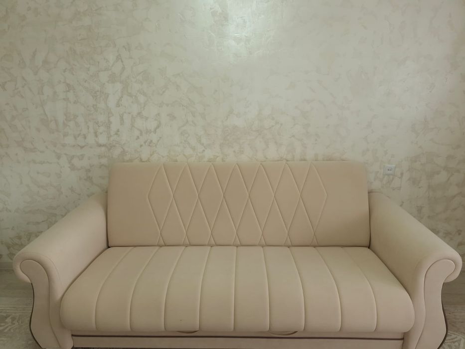 Диван светлого цвета