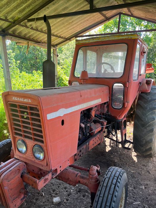 Трактор Беларус с документи в движение. С инвентар