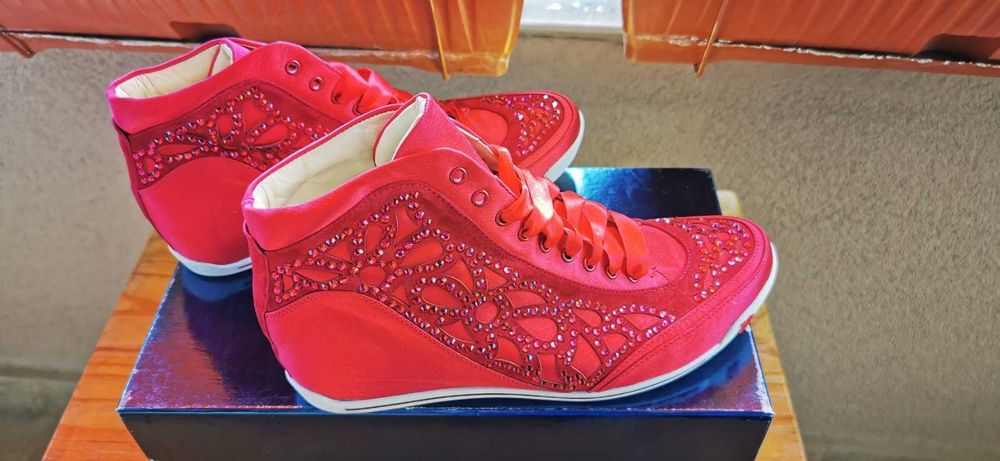 Оригинални маркови дамски кецове / сникърси FABI - 37 номер