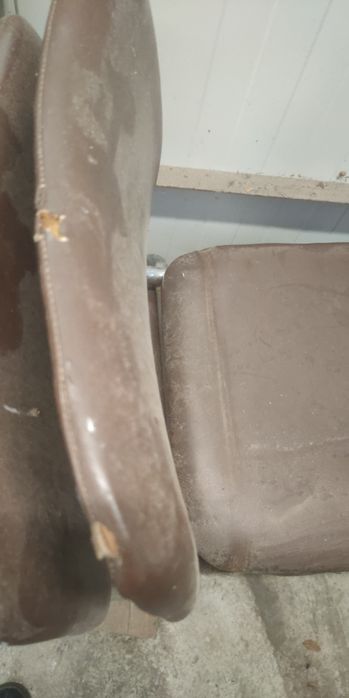 Стари метални кожени столове