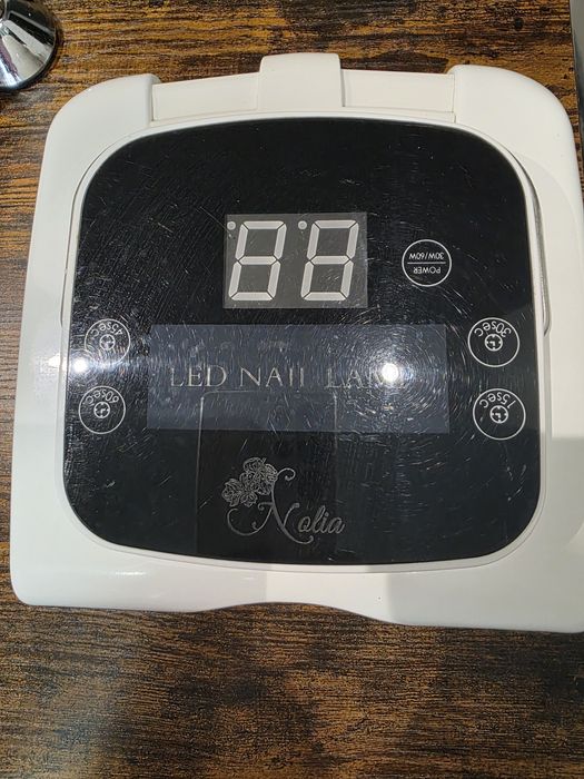 Vând masa manichiura cu toate aparatele necesare