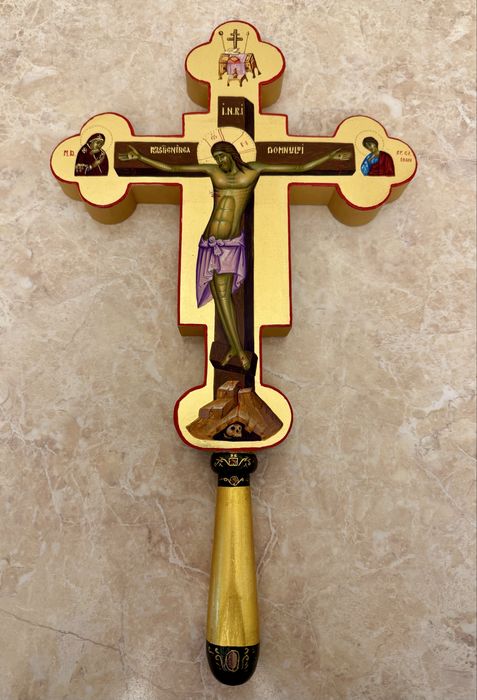 Cruce pictată manual