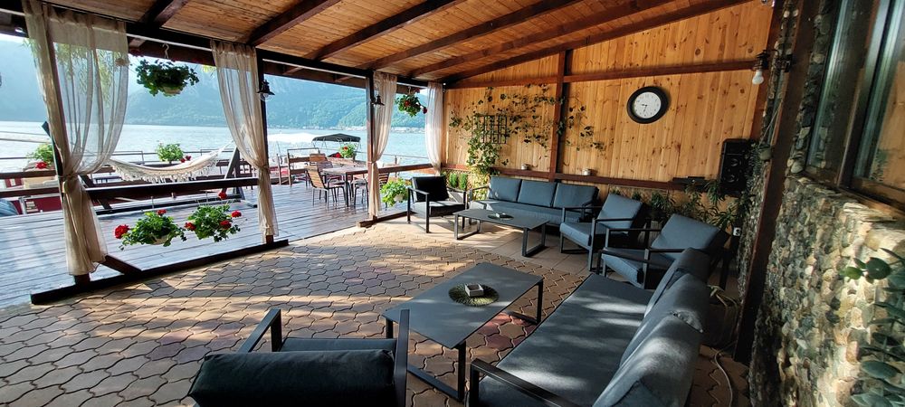 Vand pensiune  14 camere,in Dubova