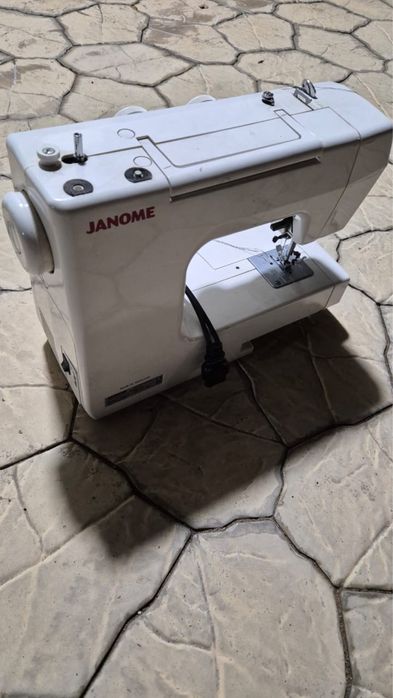 Универсальная швейная машинка