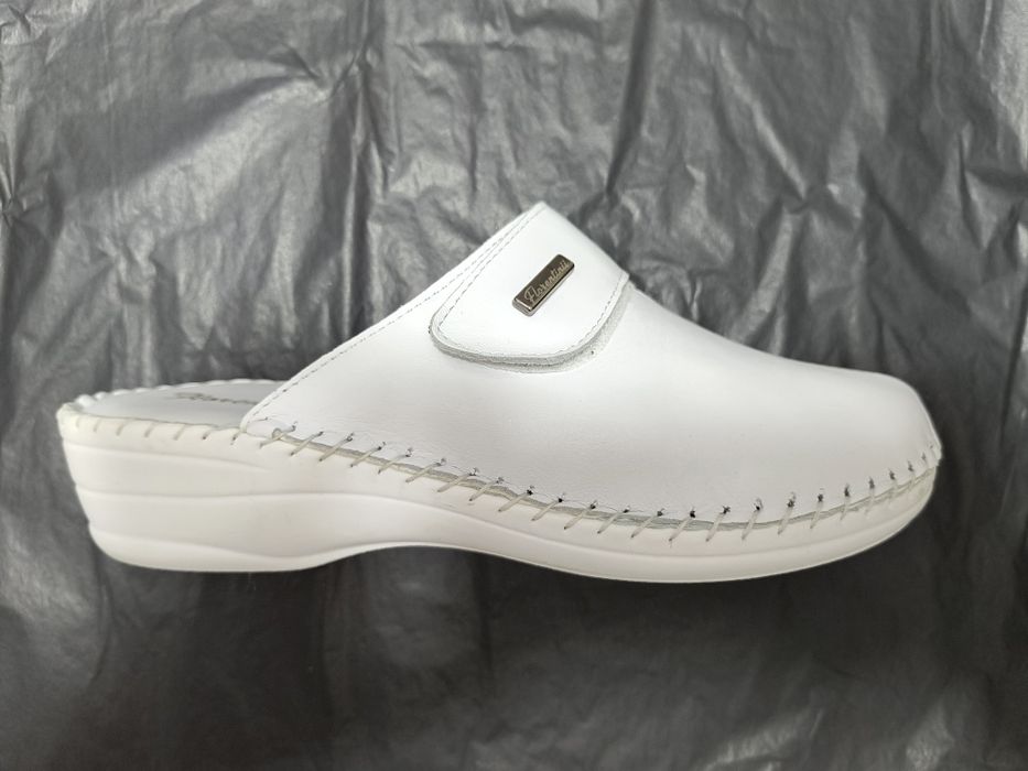 Vând saboți din piele naturala