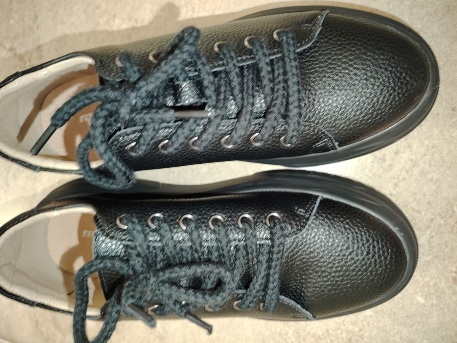 Сникърси . Естествена кожа!