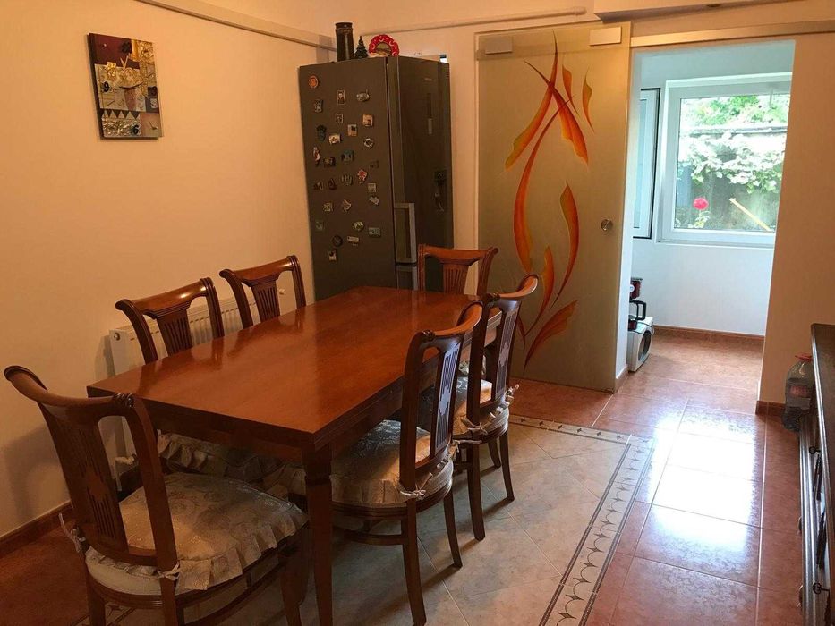 Vand apartament cu trei camere decomandat