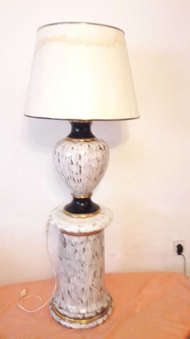 Veioza cu pedestal din portelan decor