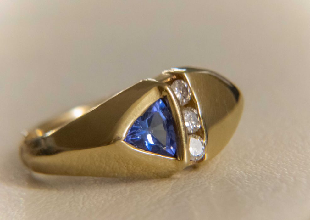 Продавам златен пръстен с диаманти и танзанит