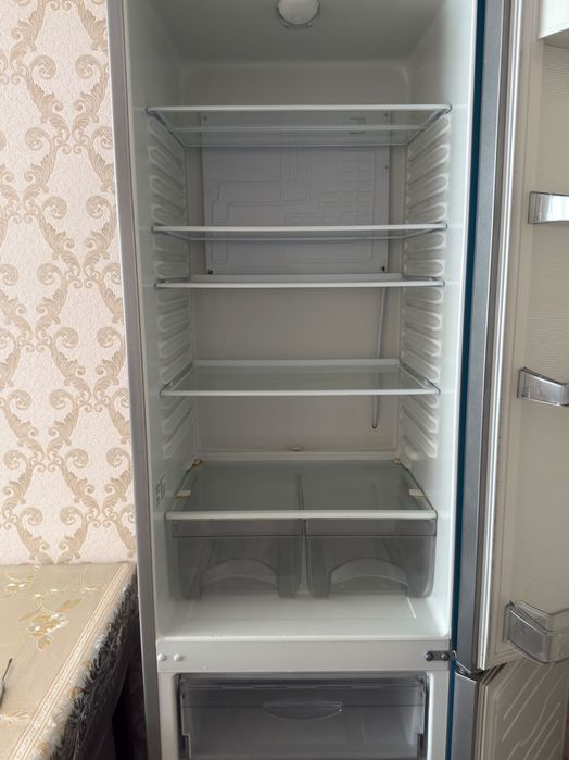 Продам двухкамерный холодильник