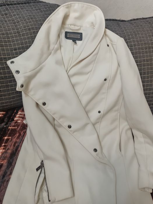 Разгружает гардероб