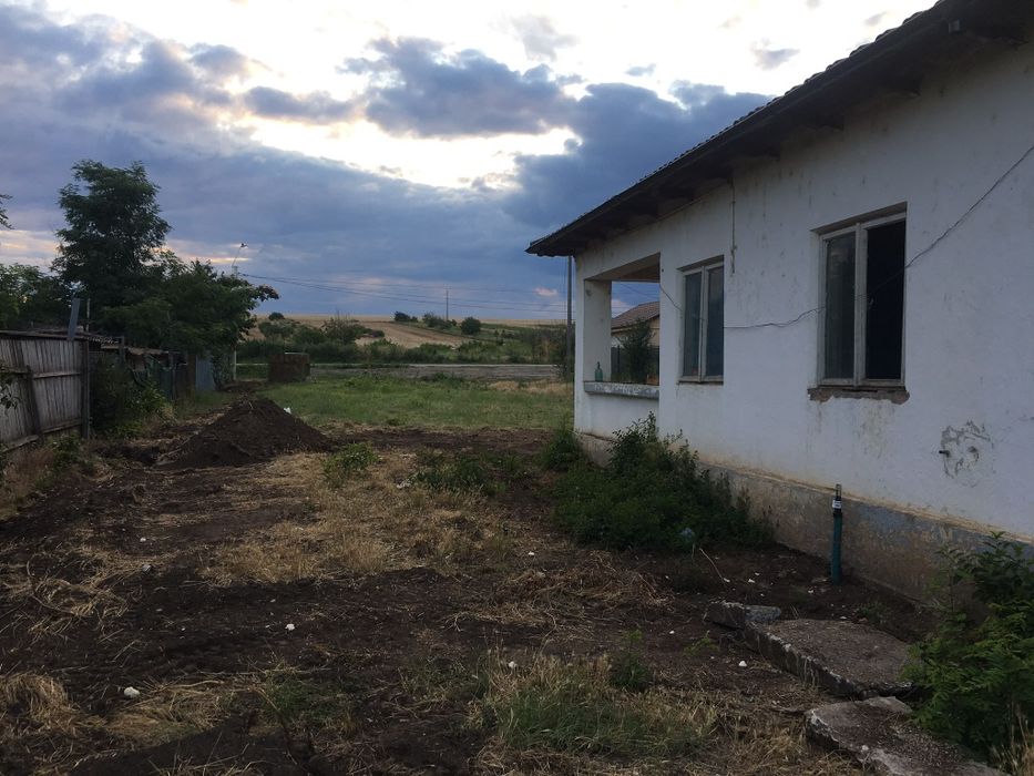 Vând casă în Șivița ,la șosea din cărămidă.Totodată construim și case după placul și proiectul cumpărătorului ,cu un avans de jumătate de preț.