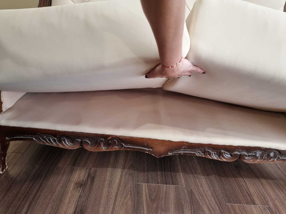 Диван с дърворезбовани елементи