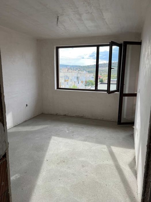 Тристаен апартамент в кв.Железник