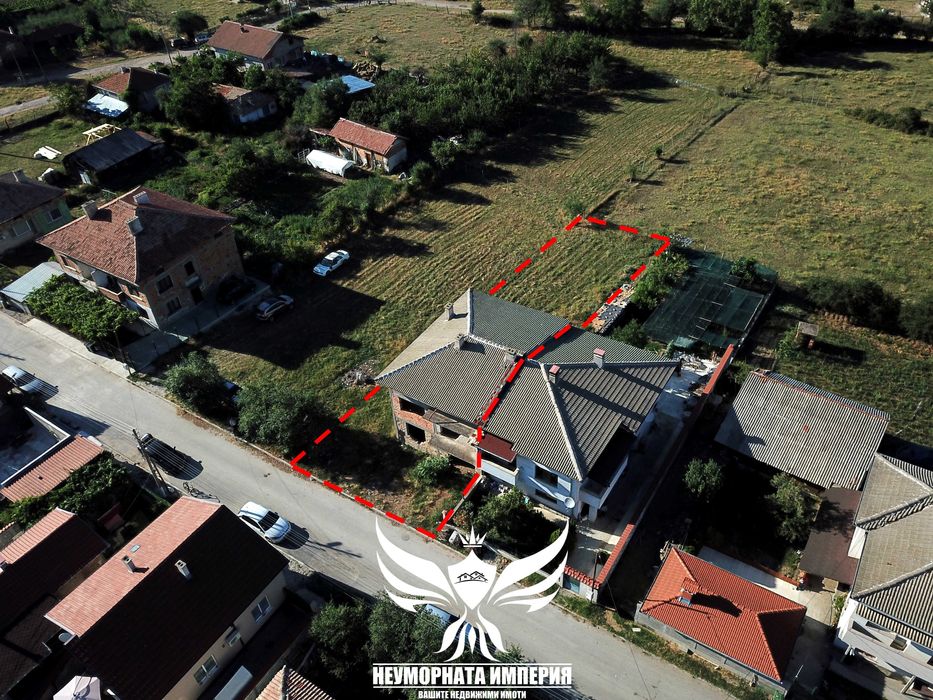 Продавам двуетажна къща 206РЗП и двор 525кв.м. с гараж в с.Тополово