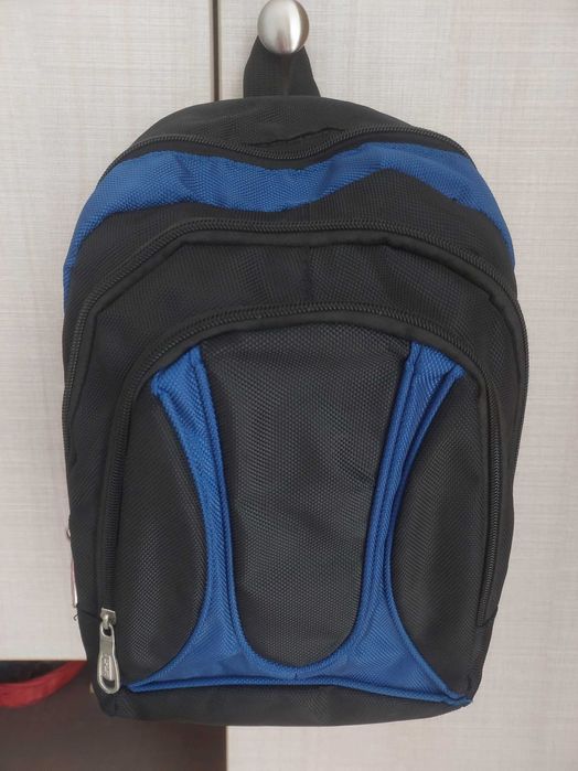 Rucsac negru‑albastru, compact și încăpător