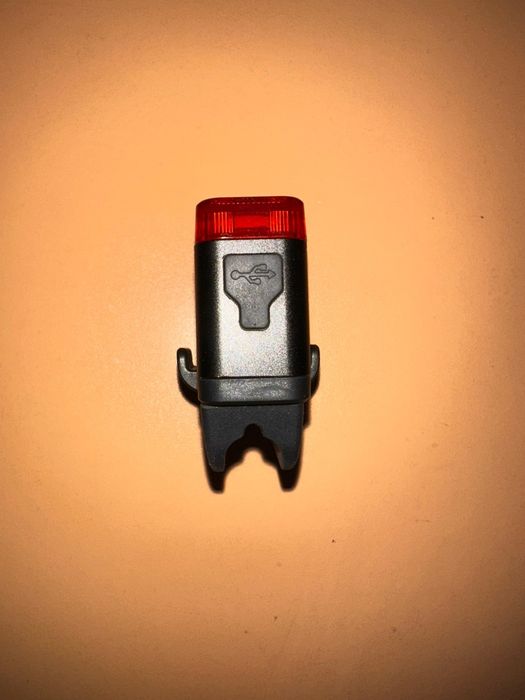Lampa spate pentru bicicleta RAVEMEN TR350 este vizibila zi si noapte, 350 lumeni