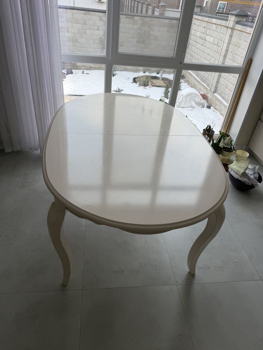 Продам бежевый стол