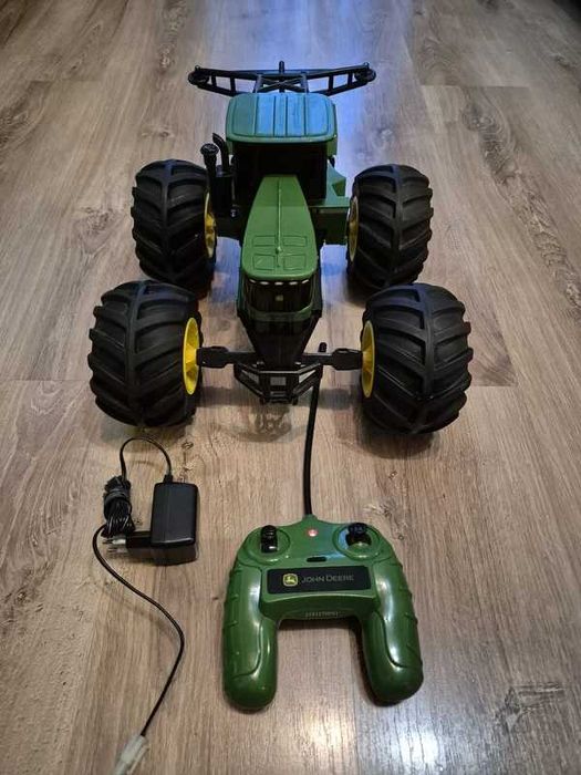 Tractor John Deere cu roti mari si telecomanda