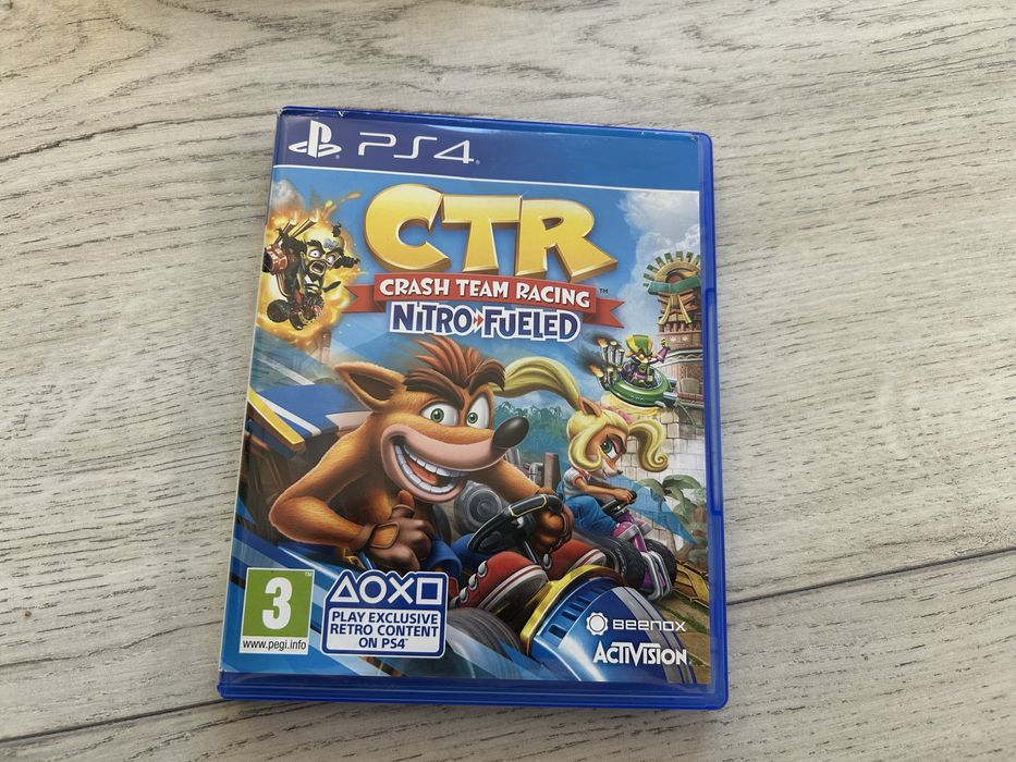 Playstation 4 с един джойстик и игра