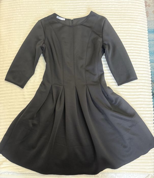 Платье черное, подойдет на размер 42.