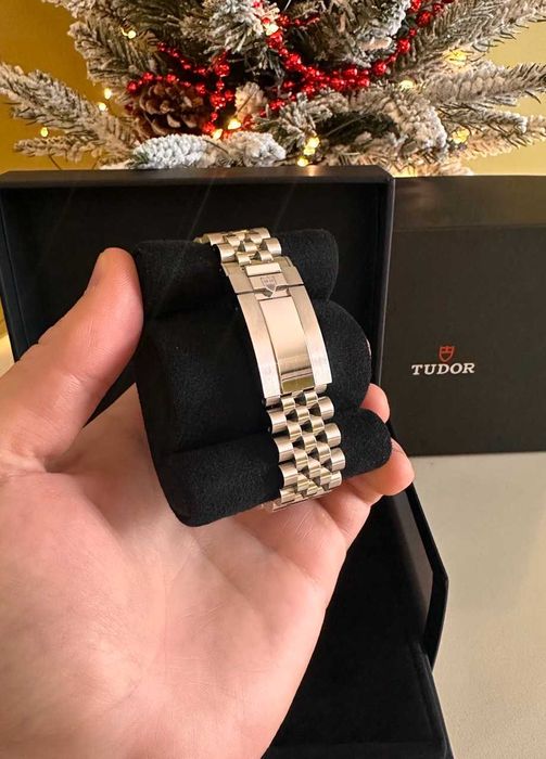 Tudor black bay one 41, часы