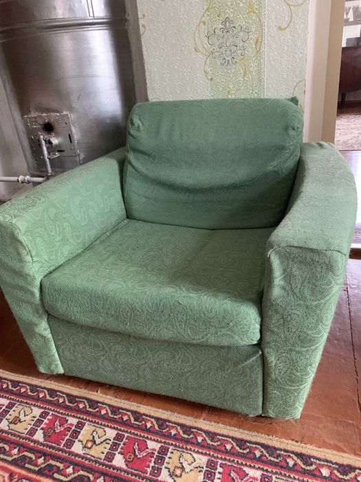 МЕБЕЛЬ: сервант, 2 тумбы  под тв, шифоньер, кух гарнитур, 2 кресла