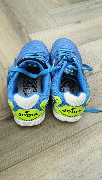 Кроссовки спортивные