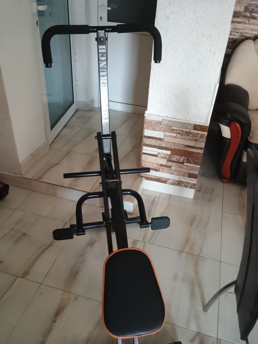 Aparat fitness total crunch.