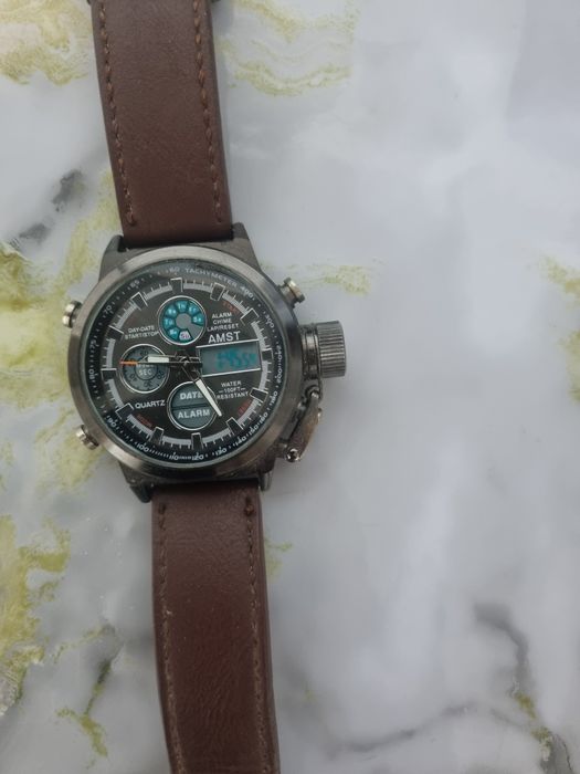 Наручные часы . Почти новая