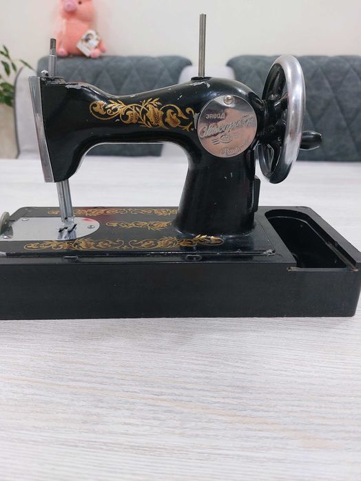 Мини швейная машинка СССР в футляре Винтаж