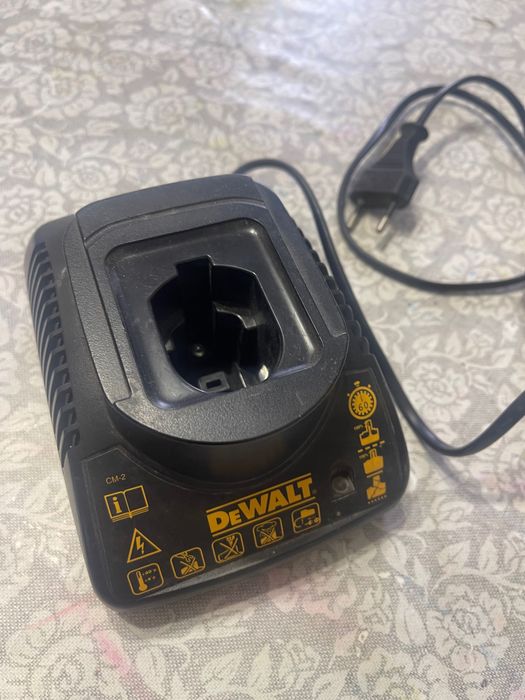 Зарядка для шуруповерта Dewalt