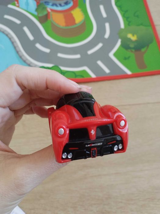 Килимче за игра с количка Ферари