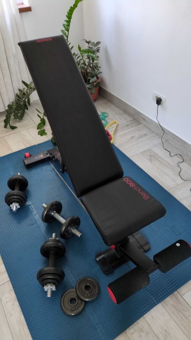 Set complet fitness acasă: bancă reglabilă Decathlon Bench 900 + gantere reglabile cu discuri din fontă + 2 saltele
