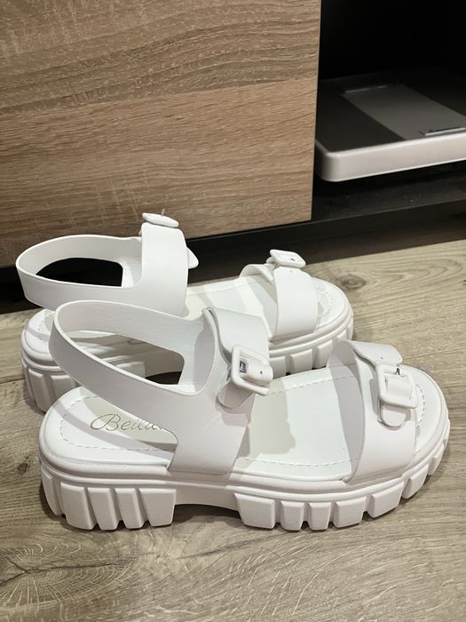 Бели дамски сандали