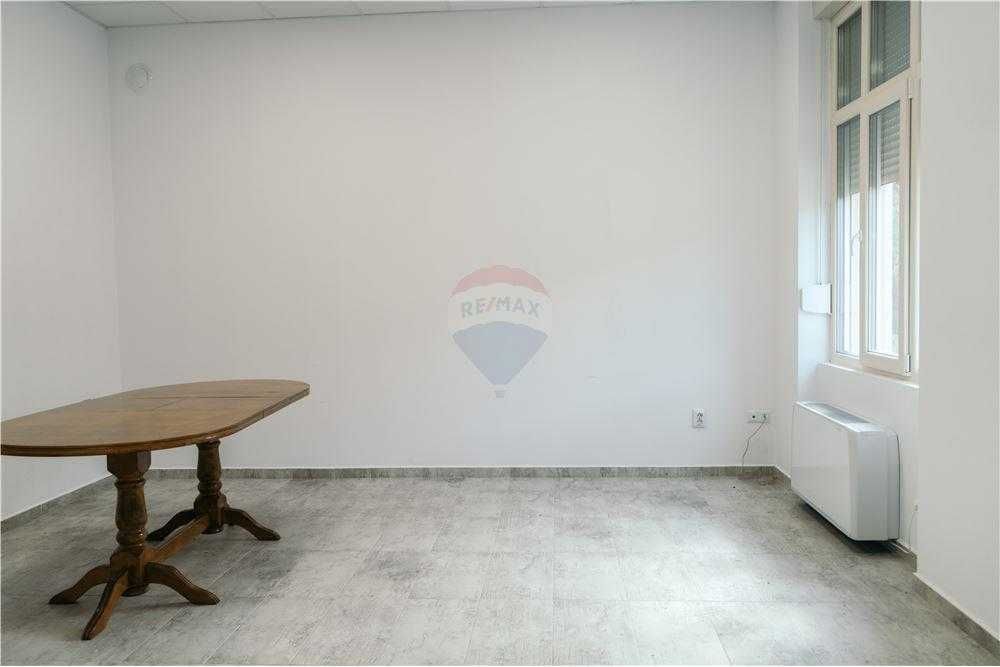 Продава се Офис в Шумен, Център - 392 кв.м за 1562 €/кв.м - Снимка #5