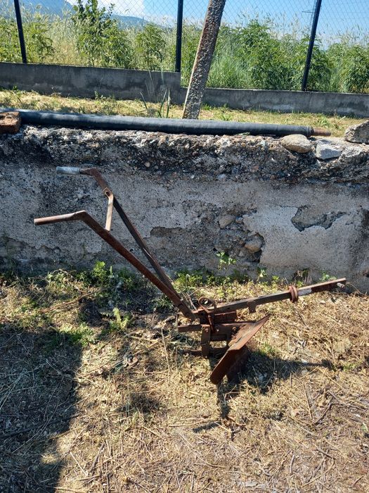 Рало за оран, теглилка за кон, коса...