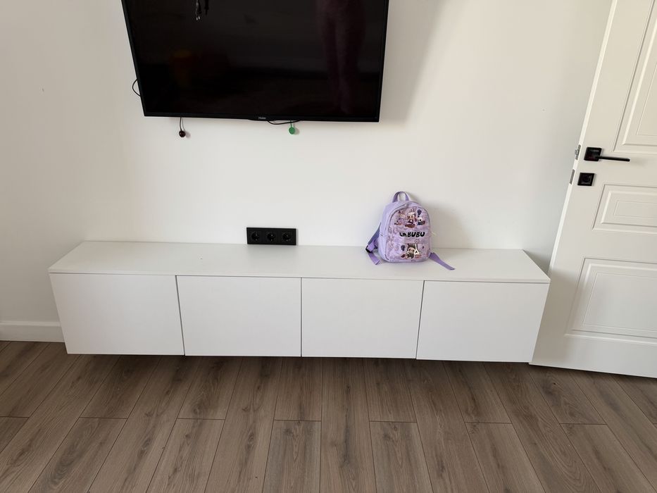 Под телевизор это низкая мебель на которую ставят игровых приставок ии