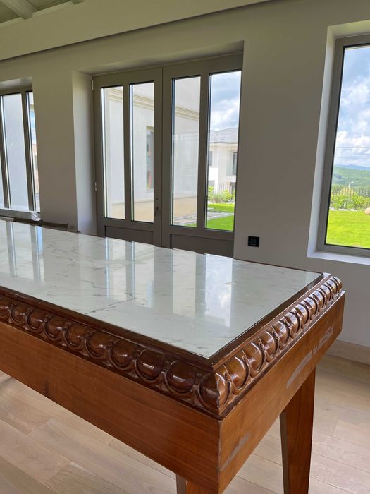 Masă tip bar, lemn de cireș sculptat cu suprafață de marmură