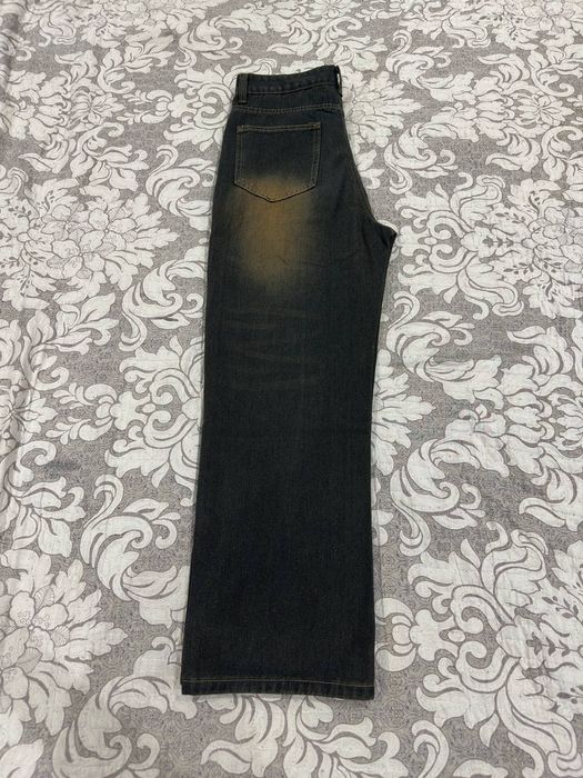 Джинсы с эффектом протертости