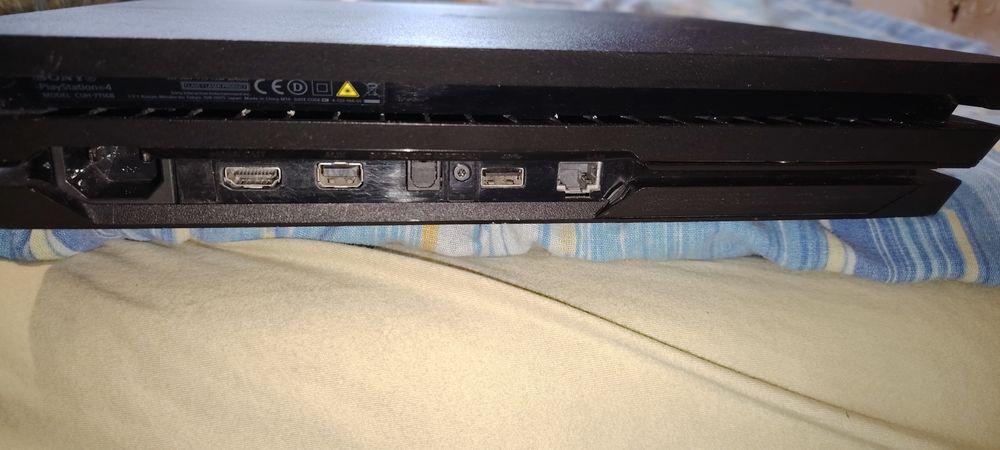 Ps4 pro 1T с 1 игра и джойстик