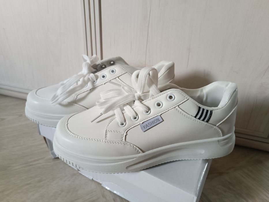 Кроссовки белого цвета