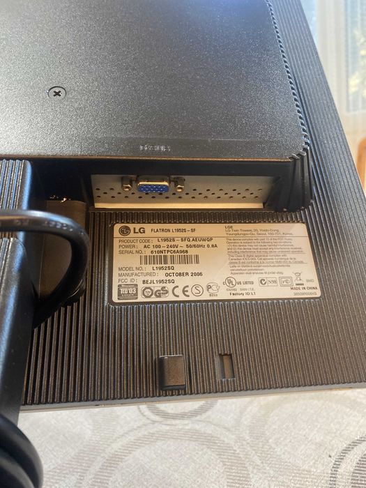 Монитор LG Flatron L1952SQ 19 инча