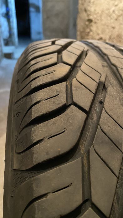 Vand 4 anvelope de vara Uniroyal, 195/65/R15, in stare foarte buna
