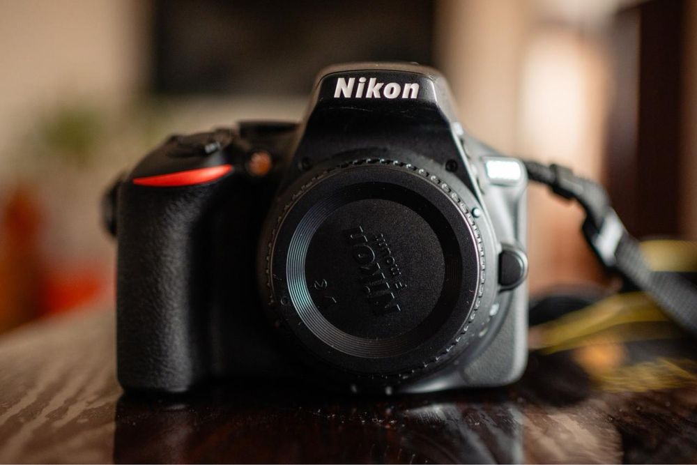 Vând Nikon D5600 + 3 obiective + accesorii