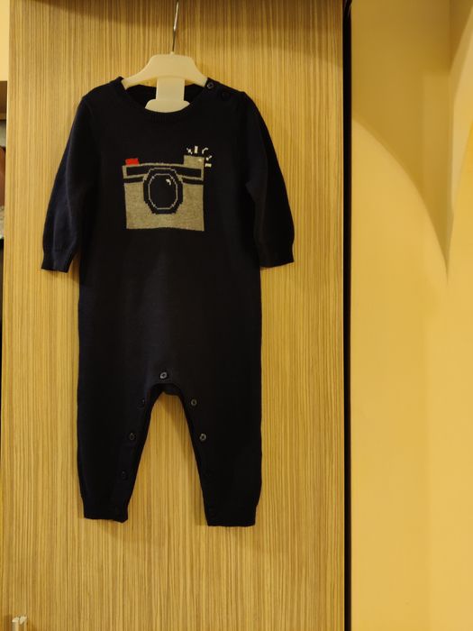 Costum tricotat Gap 6-9 luni bleumarin stare foarte buna 100% bumbac.