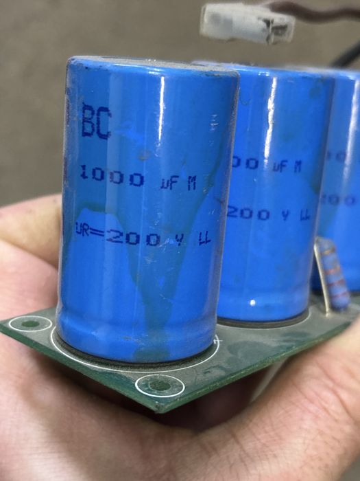 Condensator 1000mf 200V